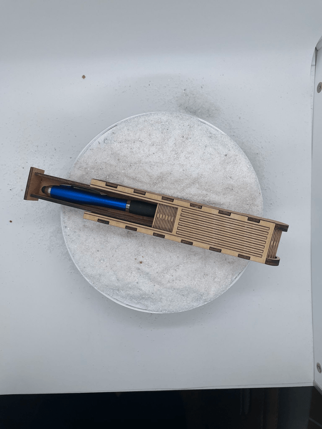 Coffret Stylo avec ouverture coulissante style boîte à pain.