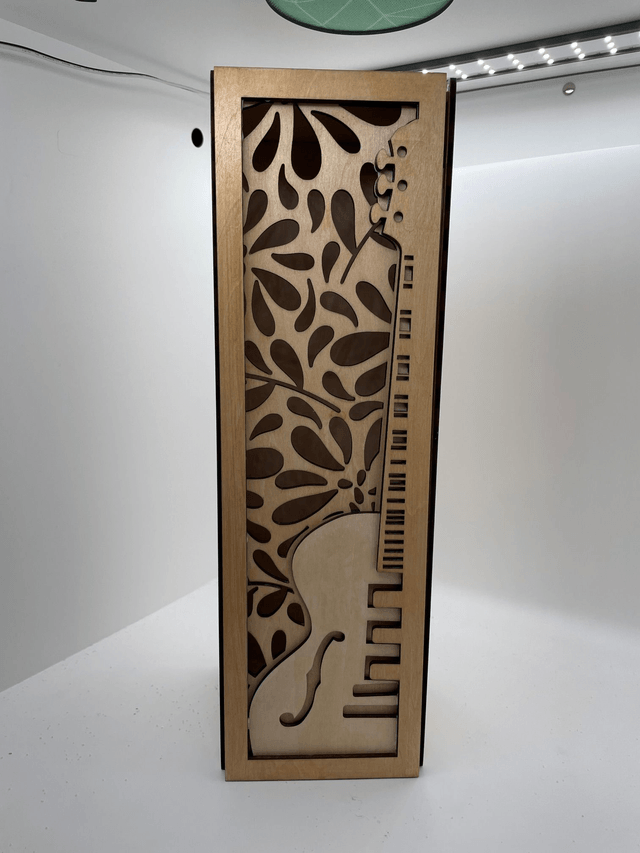 Boîte en bois guitare pour bouteille de vin rouge.