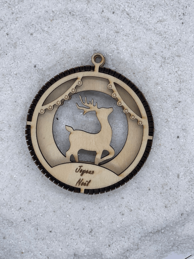 Boule de Noël en bois motif Renne et guirlandes.