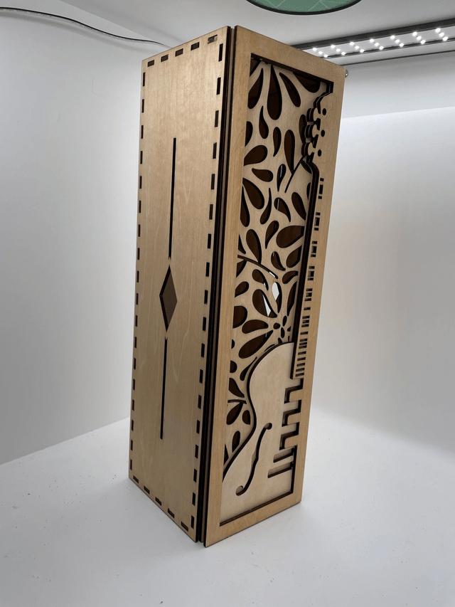 Boîte en bois guitare pour bouteille de vin rouge.