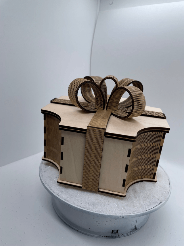Boîte en bois façon paquet cadeaux