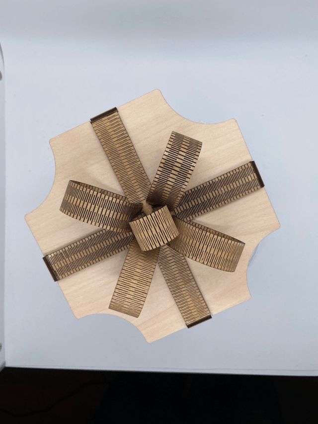 Boîte en bois façon paquet cadeaux