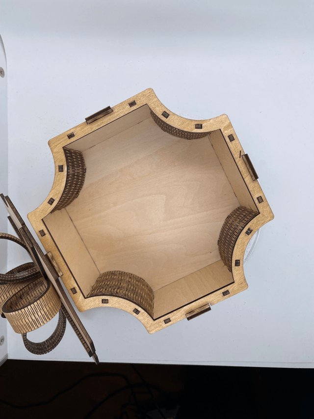 Boîte en bois façon paquet cadeaux