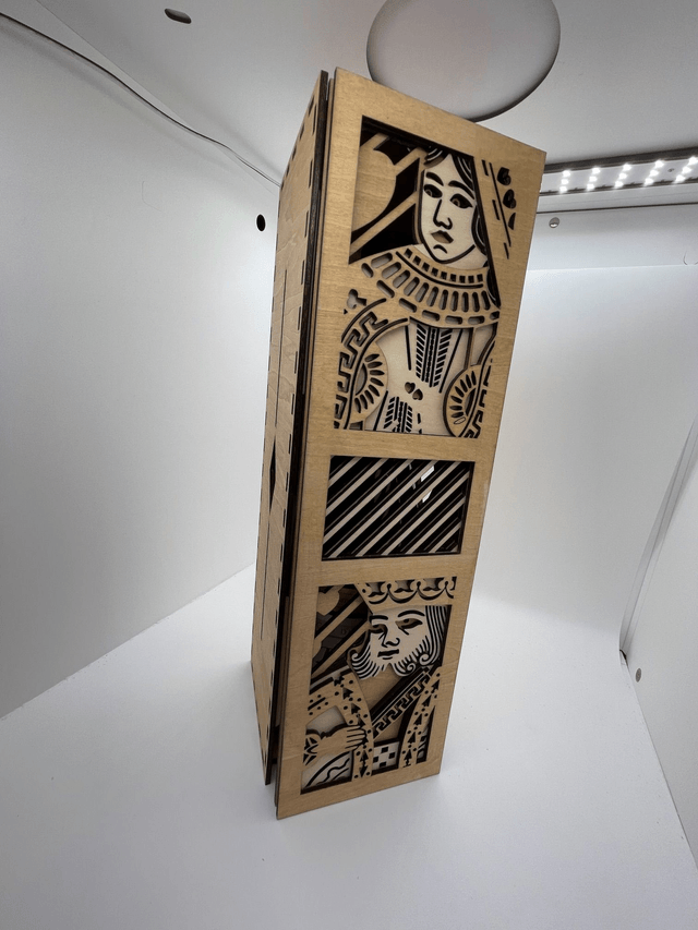 Boîte en bois jeux de carte pour bouteille de vin rouge.