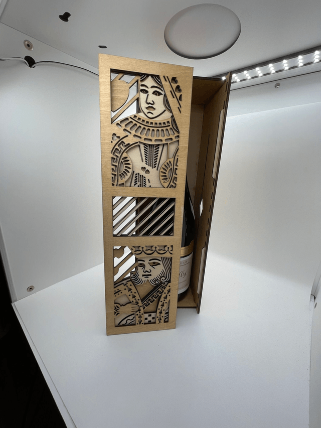 Boîte en bois jeux de carte pour bouteille de vin rouge.