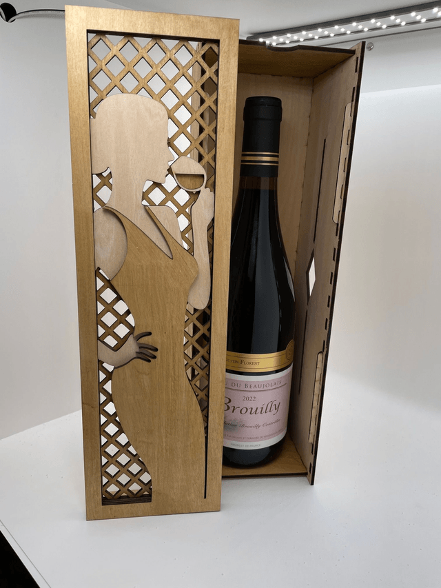 Boîte en bois femme pour bouteille de vin rouge.