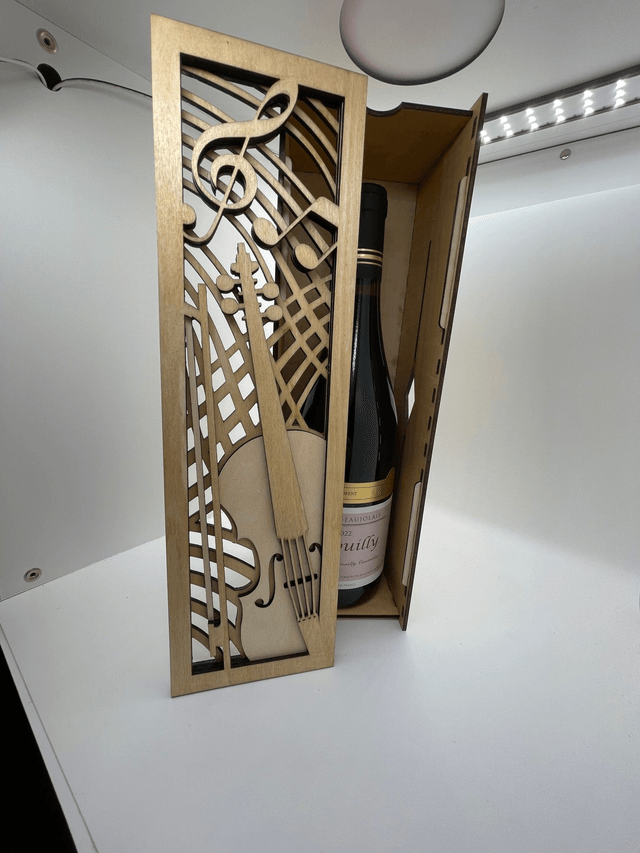 Boîte en bois violon pour bouteille de vin rouge.