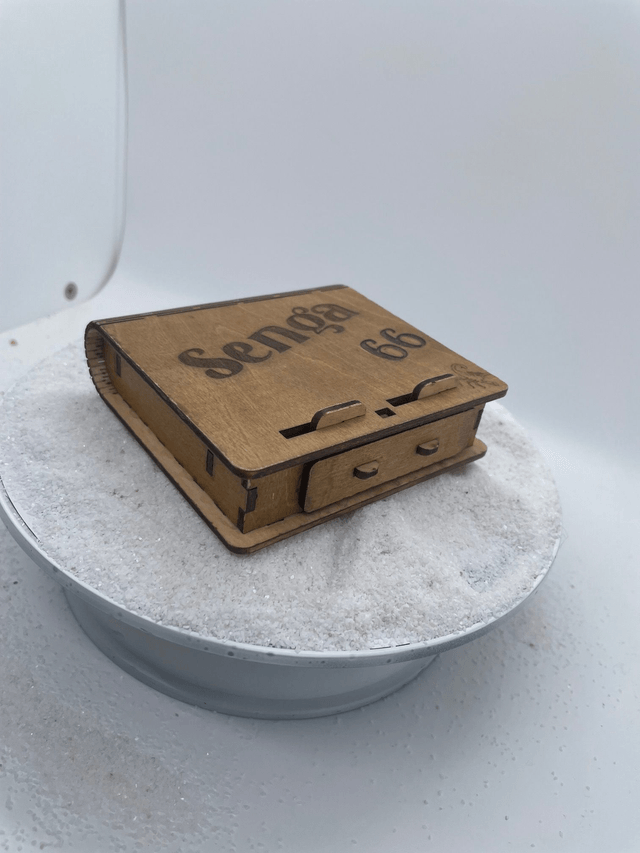 Boîte à Cigarettes + briquet avec fermeture.