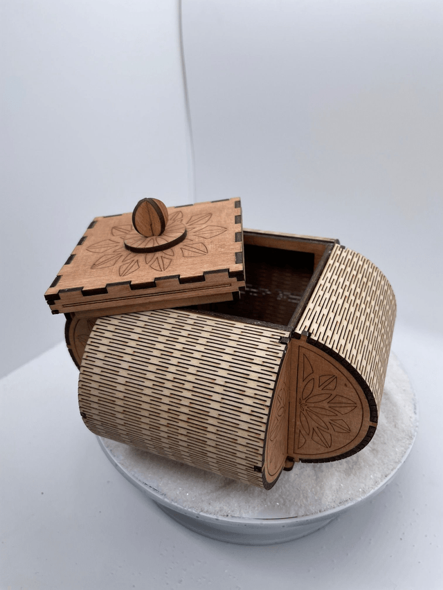 Boîte en bois en Croix et arrondie sur les côtés.