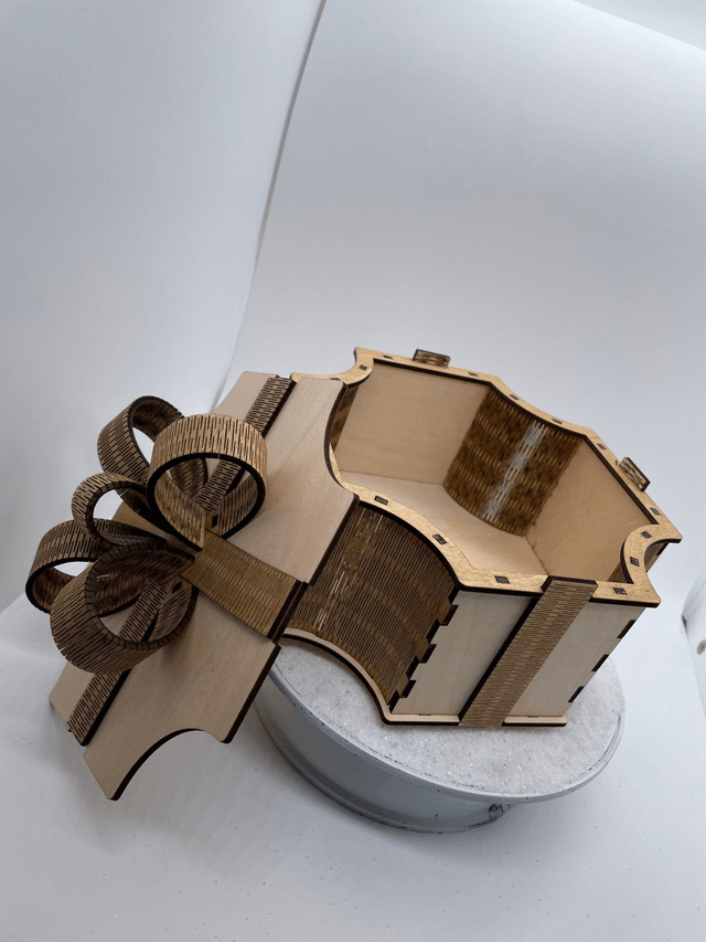 Boîte en bois façon paquet cadeaux