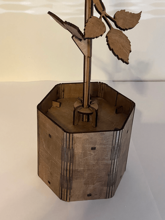 Grande rose en bois dans son pot
