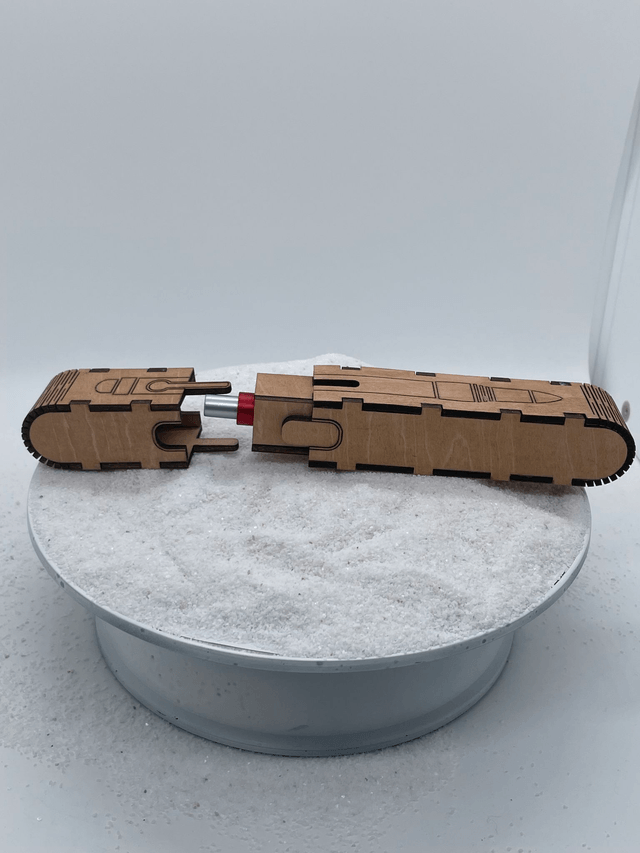 Coffret Stylo avec couvercle et ouverture par emboîtement.