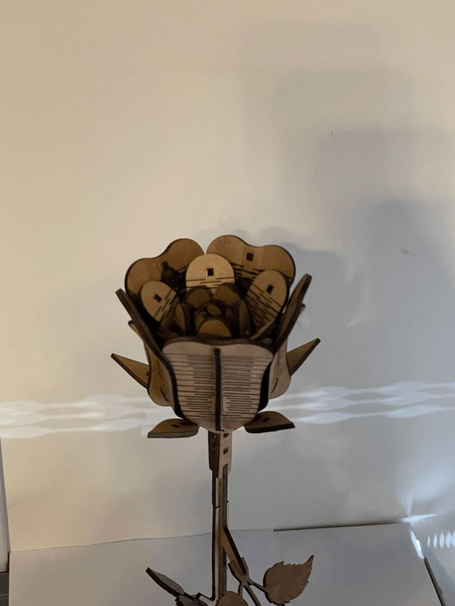 Grande rose en bois dans son pot