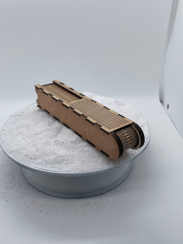Coffret Stylo avec ouverture coulissante style boîte à pain.