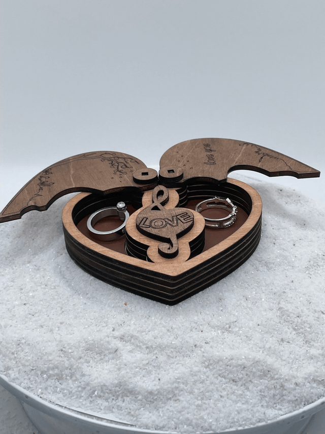 Boîte à Alliances en bois et cuir coeur et ouverture éventail