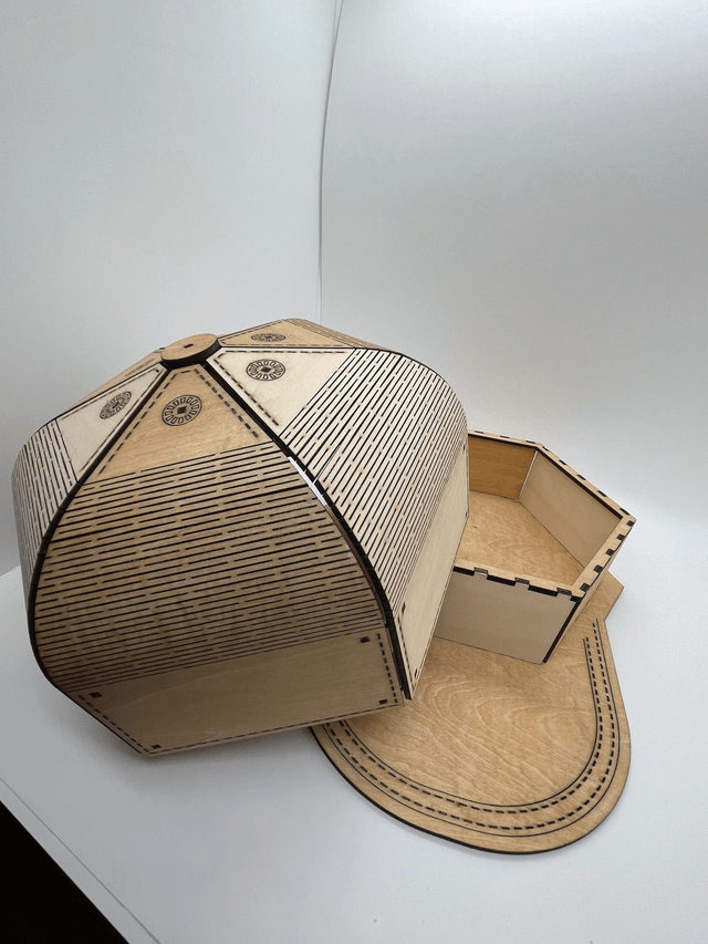 Boîte en bois en forme de Casquette.