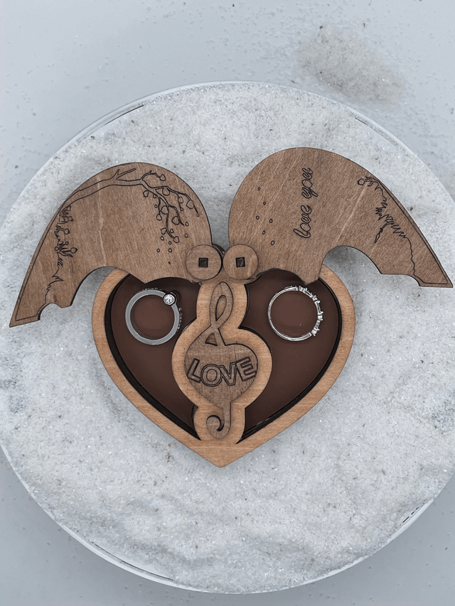 Boîte à Alliances en bois et cuir coeur et ouverture éventail