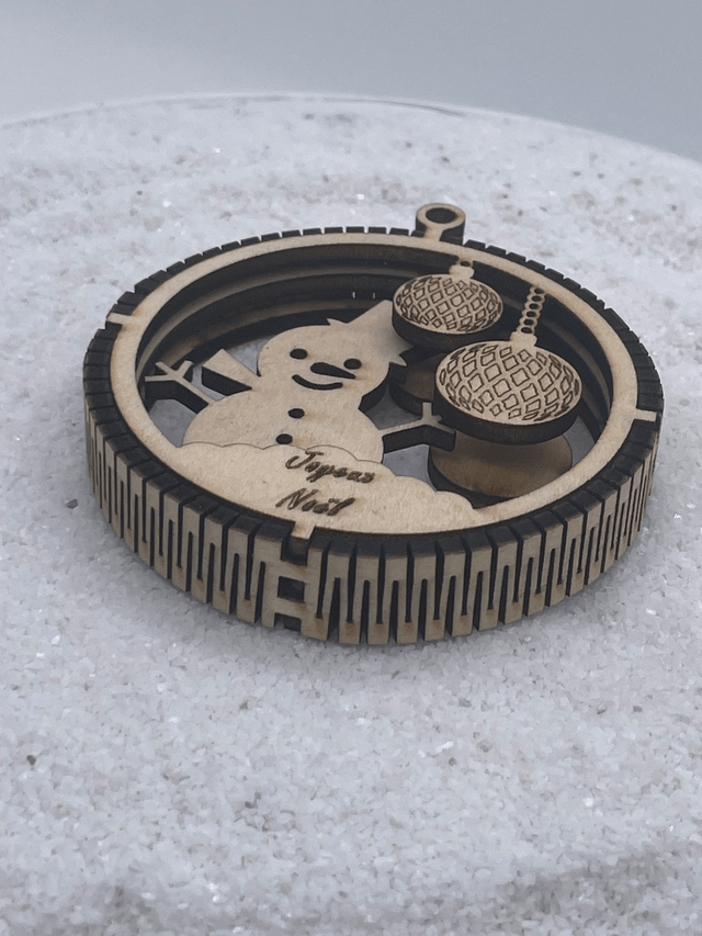 Boule de Noël en bois motif Bonhomme de neige et boules de Noël.