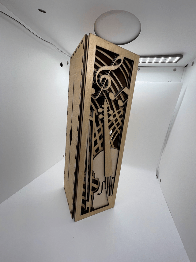 Boîte en bois violon pour bouteille de vin rouge.