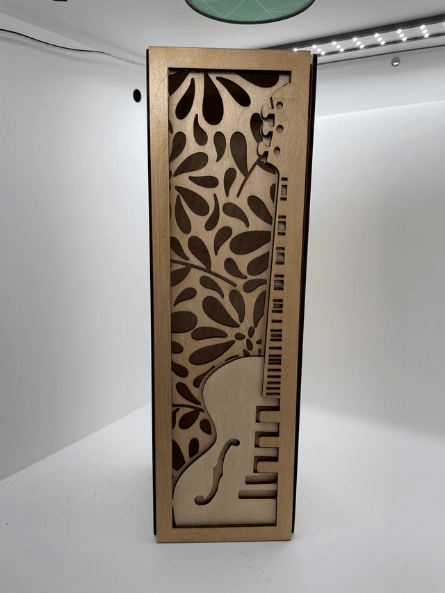 Boîte en bois guitare pour bouteille de vin rouge.