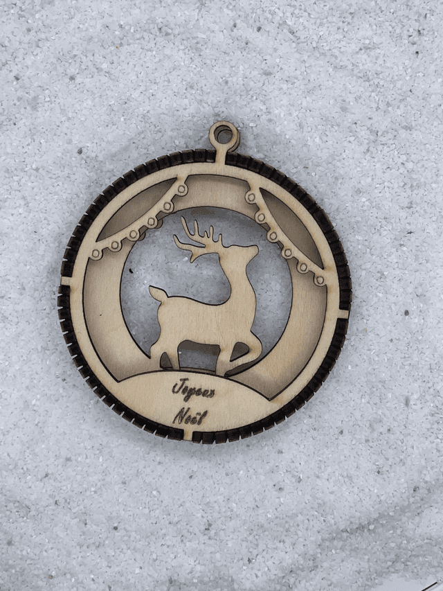 Boule de Noël en bois motif Renne et guirlandes.