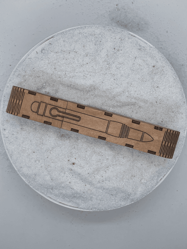 Coffret Stylo avec couvercle et ouverture par emboîtement.